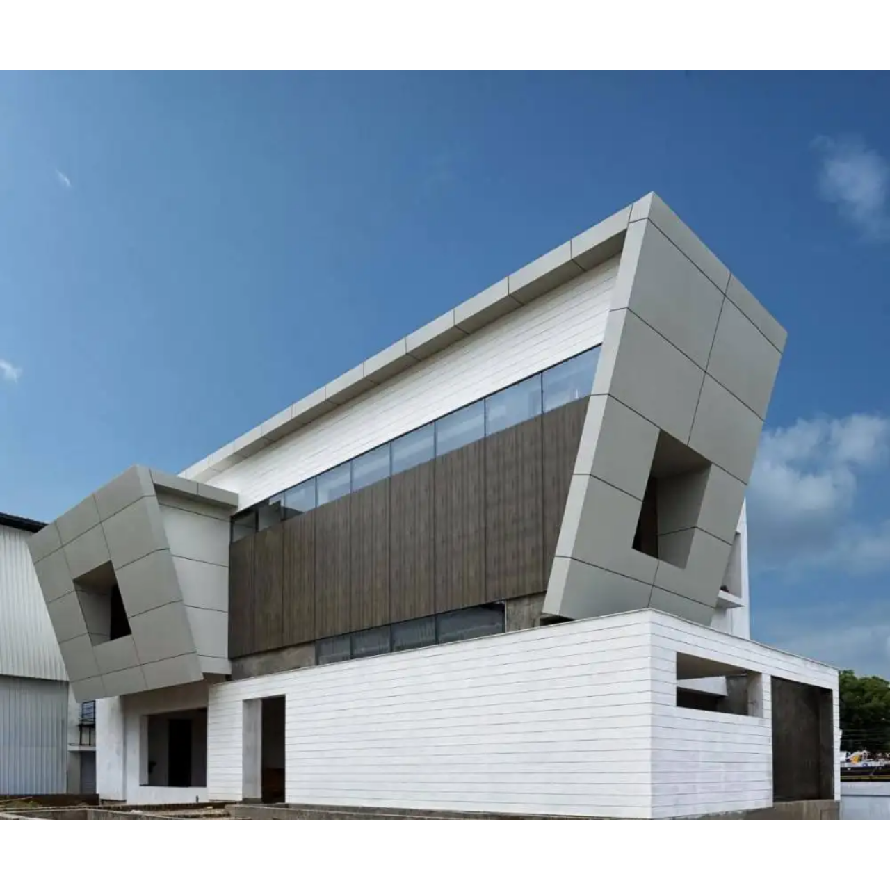 The Great Gloss Debate: High-Gloss vs. Matte ACP for Commercial Buildings The Great Gloss Debate: High-Gloss vs. Matte ACP for Commercial Buildings